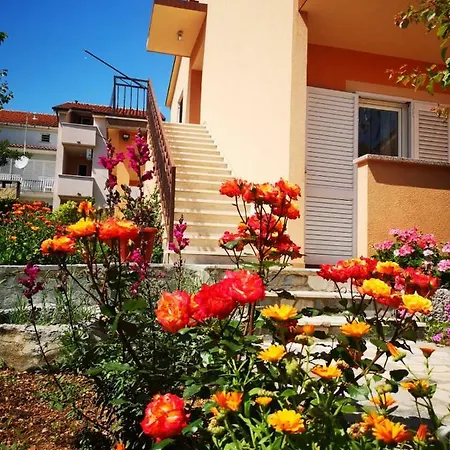 Naomi's Sunshine Apartament *