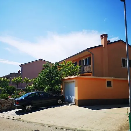 Naomi's Sunshine Apartmán