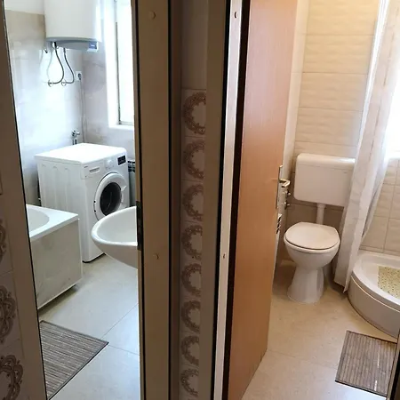 Naomi's Sunshine Apartment *