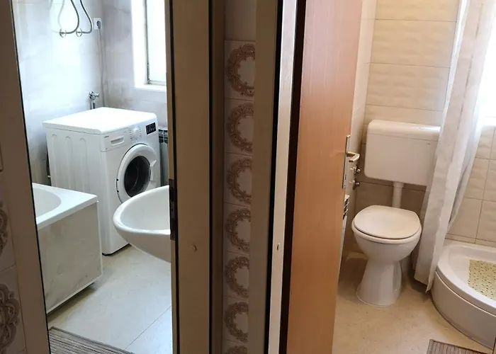 Naomi's Sunshine Apartment *