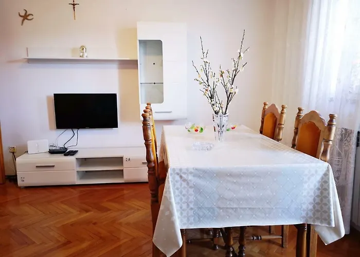 Naomi's Sunshine Apartment *