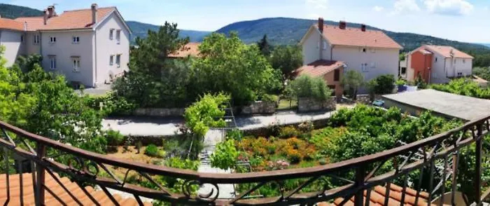 Naomi's Sunshine Apartment *