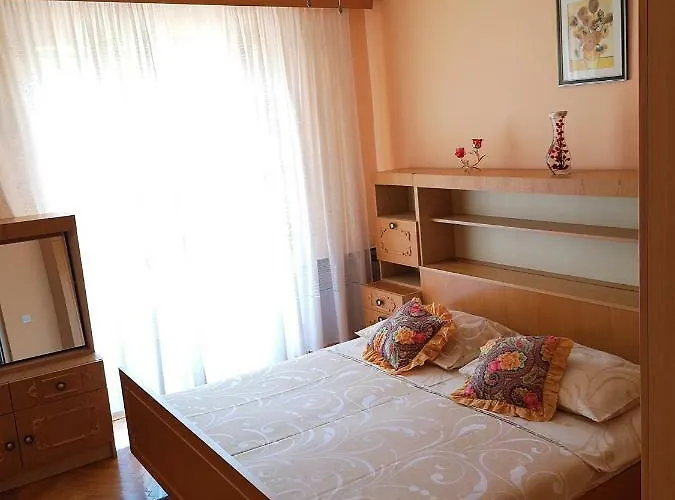 Naomi's Sunshine Apartment